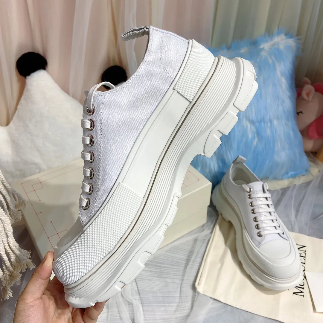 👟👟Ex-factory price👟👟Ex-factory price 480👟👟Mc Queen McQueen’s new couple shoes! 2020ss spring first release‼ ️‼ ️Young ladies who are fashion representatives must be in the forefront of fashion! The unique personality of the shoes adds full charm, and the shoes are super stylish. ⚠The uppers are made of customized original canvas. The color is warm and moist. 🔸The inner padding is made of imported goatskin. Full of flexibility! The round toe design allows the toes to be completely released🥰 Get rid of the original pressure of shoes! 🔸The outsole adopts the original molded vacuum outsole. The process of combining several layers of outsole is complicated. Super light and super comfortable! Super affordable ❤️ 🔸 🔸Size: 35-44 men’s and women’s sizes. The latest counter packaging low-top 👟👟 ex-factory price 👟👟 ex-factory price 500. High top 260. Men's size +10